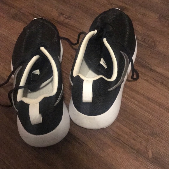 Nike’s - Picture 3 of 4